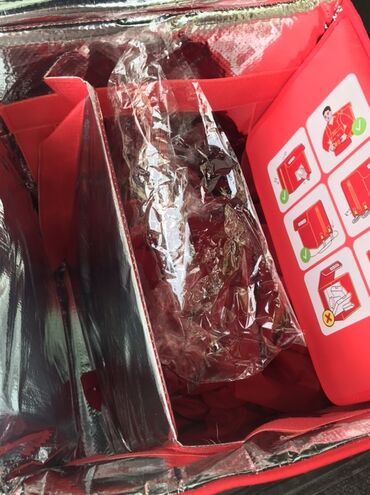 Biznes üçün program təminatı: Yemək çatdırılması üçün nəzərdə tutulmuş bu qırmızı termal çanta, qida
