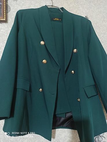 kamplekt: Qadın dəst – tünd yaşıl rəngdə, ikiqat düyməli blazer və uyğun top - — 2