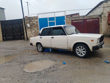 VAZ (LADA): VAZ 2107, ağ rəng, sedan gövdə. Texniki xüsusiyyətlər və təchizat: - — 3