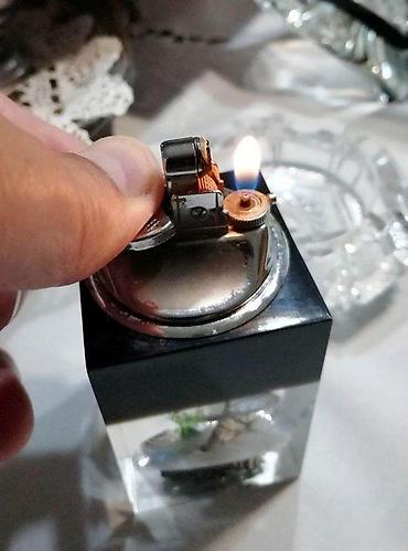 Ostali kućni aparati: Vintage Stoni upaljač 70-te. Masivan, stoni upaljač sa motivima na lalafo.rs — 9 Ostali kućni aparati: Vintage Stoni upaljač 70-te. Masivan, stoni upaljač sa motivima — 9