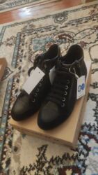 İnformatika: Məhsul: Qara rəngdə kişi krossovkası/snikeri - Material: üst hissə