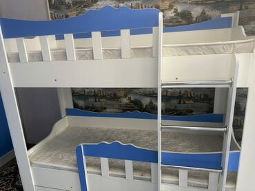 детскую кровать горка: Двухъярусная детская кровать, выполненная в бело-голубых тонах