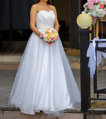 короткие свадебные платья со шлейфом: Свадебное платье,размер подойдёт на (42-44), цвет Айвори из