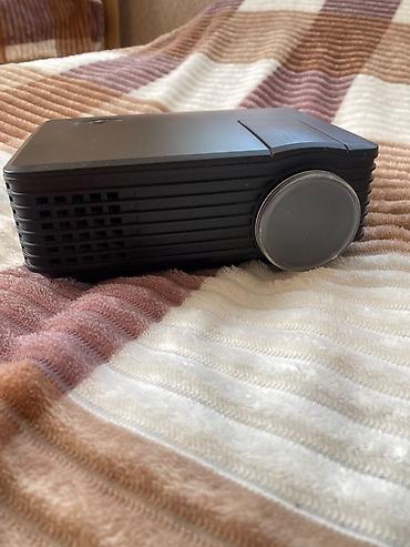 guclu wifi modem: Proyektor - Kompakt korpus, üst hissədə güc düyməsi və fokus/zoom — 1