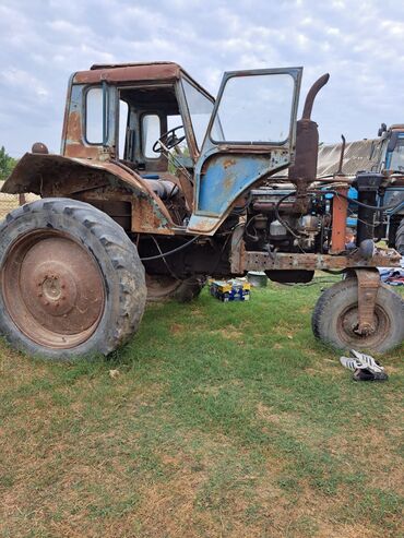 Yağ çəkən aparatlar: Traktor MTZ tipli, kabinalı, arxa təkərlər iri protektorlu, ön təkər