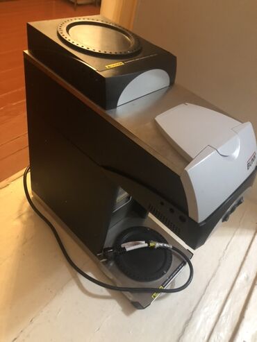 Avtoelektronika: BUNN brendinin kommersiya qəhvə dəmləyən aparatı. Bu aparat qəhvənin