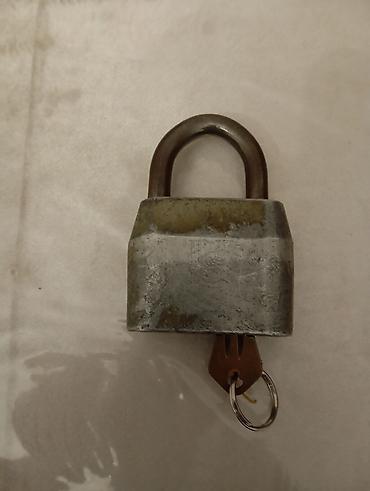 qapi plasmas: Məhsul: Asma qıfıl + divar üçün 3-lü açarlıq Təsvir: - Geniş metal — 2