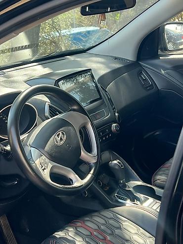 bora: Hyundai ix35, qara rəng, benzinli krossover. Xüsusiyyətlər: - — 4