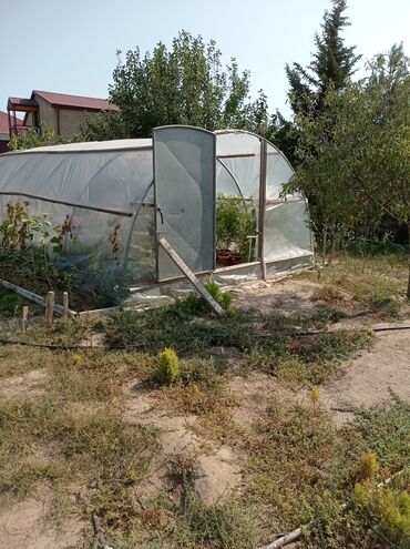 Baklar və çənlər: Bu istixana kənd təsərrüfatı və bağçılıq üçün nəzərdə tutulmuşdur