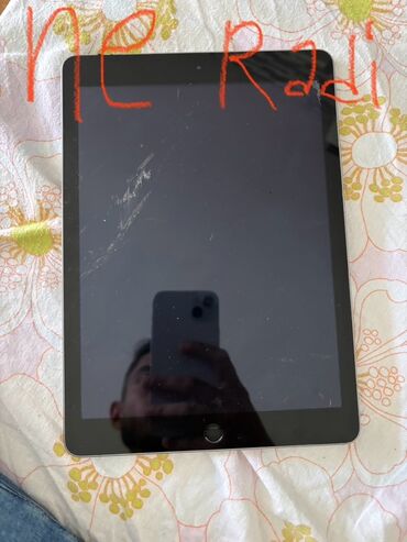 Tableti: Na prodaju ipad za delove  Imaju iCloud  Cena 20€ komad  Broj telefona — 9