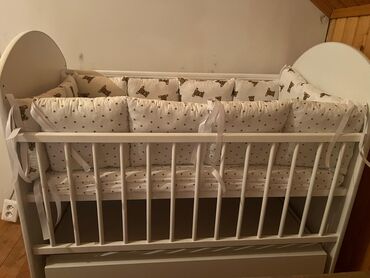 детскую кроватку диванчик: Детская кроватка с комплектом мягких бортиков и постельным бельём