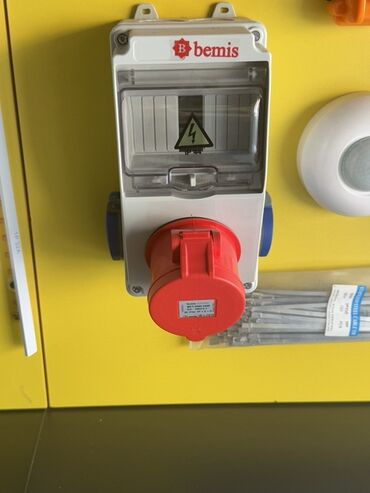 hədəf qutusu: Bemis istehsalı olan bu divara montaj olunan rozetka, qırmızı rəngli