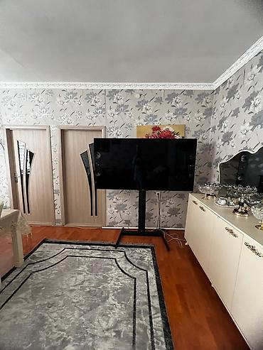 tcl 65: Tək ayaqlı, təkərli TV stendi - Ekran ölçüsü: təxminən 55–65 düymlük — 1