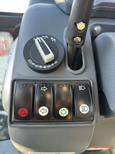 Traktorlar: Yeni RD1004 modeli traktor. Mavi və ağ rənglərdə, kabinli və müasir — 8