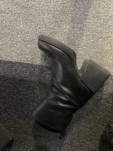 зимный обувь: Черные женские ботильоны из мягкой фактурной кожи. - Силуэт