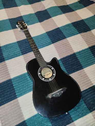 tornado gitara: Fink markalı qara rəngli akustik gitara musiqi həvəskarları üçün uyğun