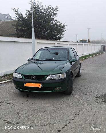 dirsək altı: Opel Vectra B sedan - Kuzov: 4 qapılı sedan, yaşıl rəng - Mühərrik — 1