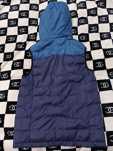 Kişi geyimləri: Kişi üçün kapüşonlu, şişmə üslubda quilted jilet. Razmer:52 - — 1