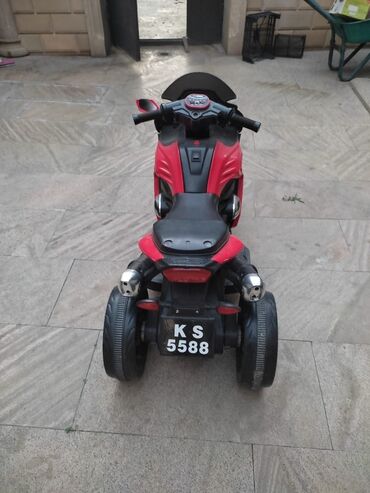 Uşaqlar üçün hazırlanmış qırmızı və qara rəngli elektrik motosikli