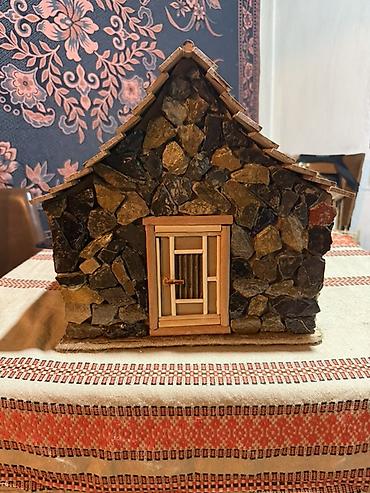 Figurice i makete: Ručno rađena maketa kamene kućice sa dvorištem - Detaljna maketa kuće — 7
