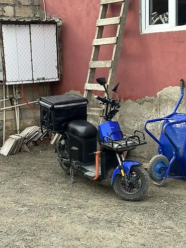 arxa panel: Elektrik çatdırılma skuteri - Rəng: mavi/qara - Yanacaq növü — 2