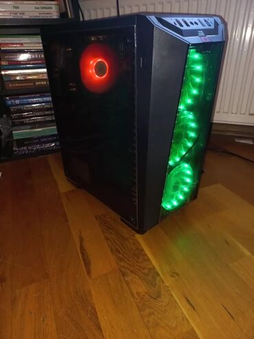 Korpuslar: Qabaqda üç ədəd mavi işıqlı ventilyatoru olan qara rəngli kompüter — 4