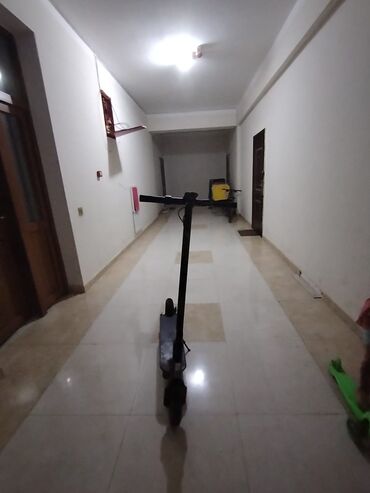 Elektrikli samokatlar: Şəhər gəzintiləri üçün nəzərdə tutulmuş elektrikli skuter. Bu model