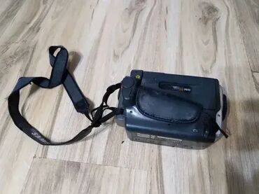 Video kamere: 1. Sony DCR-DVD205E Handycam DVD Camcorder (12x Optical Zoom, 2.7" — 12