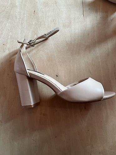 Личные вещи: Qadın üçün açıq burunlu sandal – bej rəng - Brend: Bifriss (etiketdə — 2