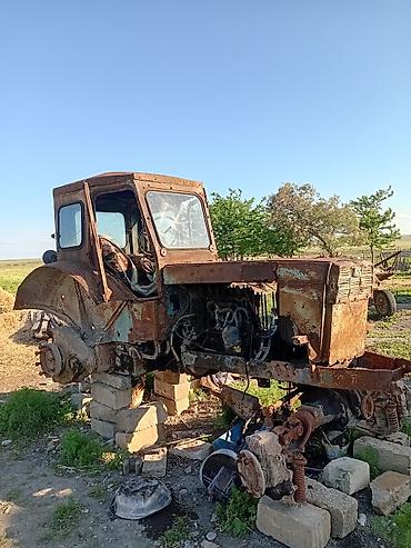 te 150 traktor: Bu, əsasən metal çərçivəsi və kabin hissəsi qalan köhnə traktor — 4