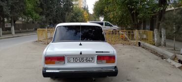 lada sürətlər qutusu: LADA 2107 sedan – klassik ağ rəngli, 4 qapılı, arxa ötürücülü model