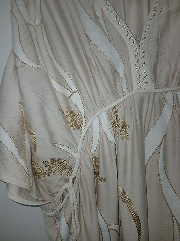leprsave haljinice: Dugačak ženski kaftan/haljina od laganog materijala u bež nijansi sa — 4