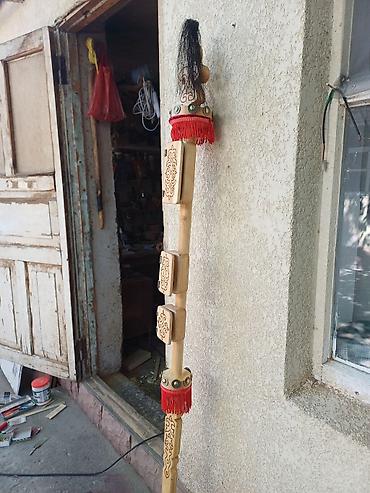 Комузы: Орук жана кара жыгачтан чабылган ундору абдан жакшы комуз, кылкыяк — 18
