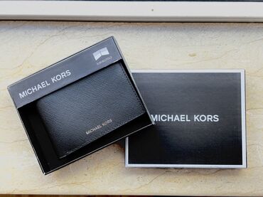 Michael Kors markalı bu qara rəngli kişi pul kisəsi, şık və funksional