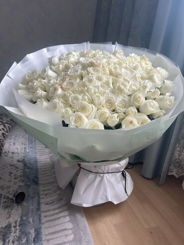 кофейные кружки: Большой букет из свежих белых роз, идеально подходит для подарка на