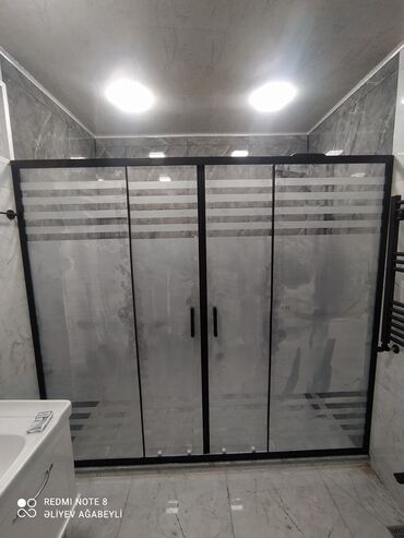 Mətbəx kranları: Dörd hissəli, qara çərçivəli duş kabinası, hamam otaqları üçün nəzərdə