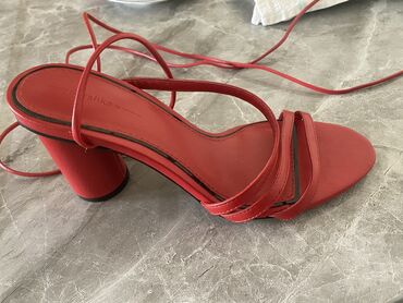 orta kabloklu ayaqqabılar: Bershka, Ölçü: 36, rəng - Qırmızı, İşlənmiş