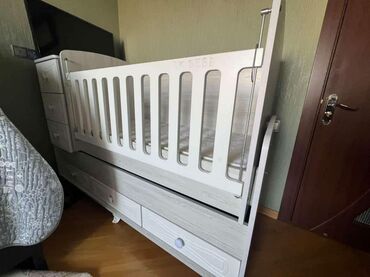 Beşiklər: Oğlan və qız üçün, İşlənmiş, Dördbucaq, Beşik, Matras ilə, Yellənmə mexanizm ilə
