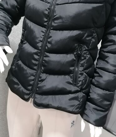 Zimske jakne: Ženska zimska jakna sa kapuljačom i krznom - Boja: crna - Kroj — 5