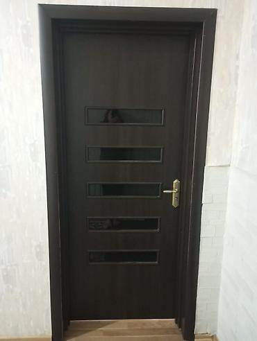 Daxili otaq qapısı – tünd qəhvəyi rəngdə, minimalistik dizayn. Hazırda