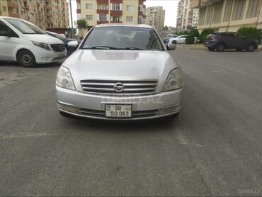 Nissan: Gümüşü rəngli Nissan Teana sedanı. Avtomobil rahat və geniş salonu ilə