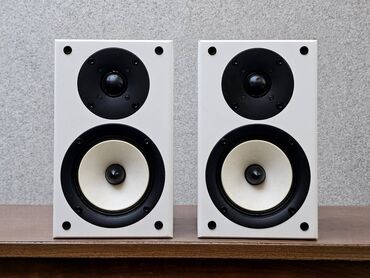 Zvučnici i stereo sistemi: Kompaktne dvosistemske bookshelf zvučničke kutije u beloj završnoj — 1