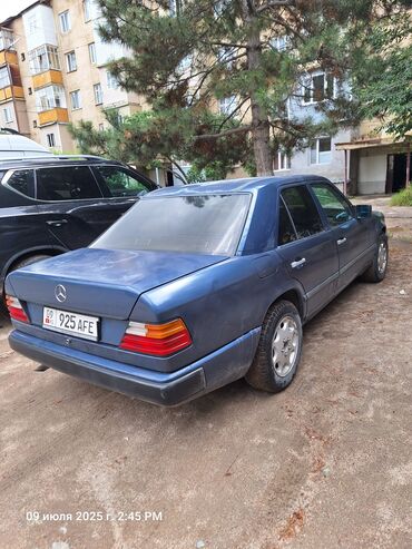 ауди рс7 цена бишкек: Седан Mercedes-Benz E-класса (W124) синего цвета. Модель оснащена