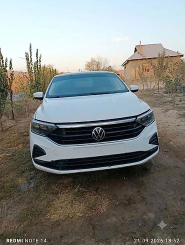 Другие автомобили: Белый четырехдверный седан класса B/C. Современная оптика с — 2