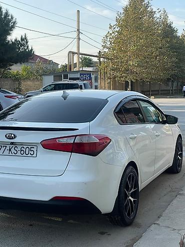 ford transit oluxanasi: Kia Cerato (ağ rəng, sedan) - Xarici görünüş: ağ kuzov, qara — 6