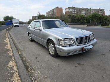 Mercedes-Benz: Автомобиль Mercedes-Benz S-класса в кузове W140 серебристого цвета