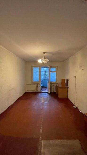 продаю квартиру мкр: 1 комната, 36 м², 104 серия, 4 этаж, Старый ремонт