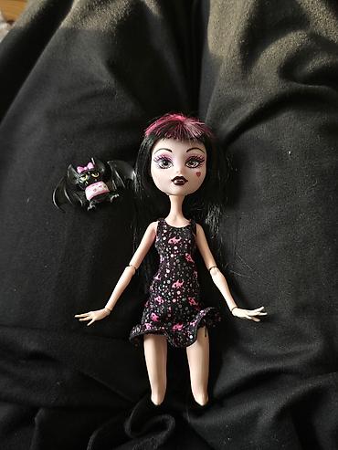oyuncaq kubik: Monster High Draculaura - Tünd qara saçlı, ön hissədə çəhrayı — 1