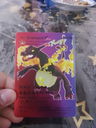 Kolleksiya kartları: Charizard V max kartı başqa kartlarda var başqa kartlar ilə maraqlanan