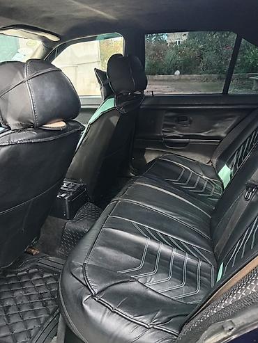 BMW: BMW E36 sedan kuzalı avtomobil. Tünd göy rəngdədir və klassik BMW — 6